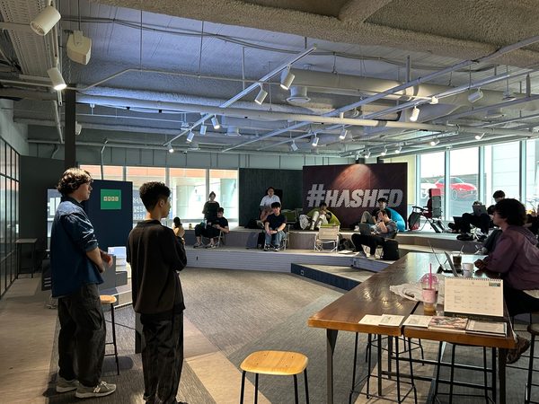 Hashed Lounge 세미나 공간에 참석자들이 모여 있는 모습